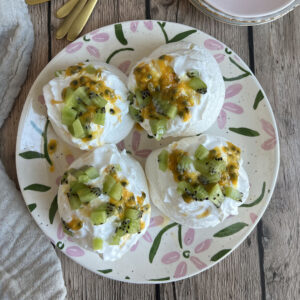Vegan meringues met passievrucht en kiwi