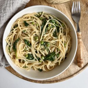 Romige spaghetti met erwten en spinazie