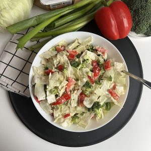 Spitskoolsalade met broccoli en paprika in misodressing