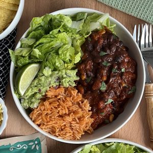 Bonenschotel met groenten en Mexicaanse rijst