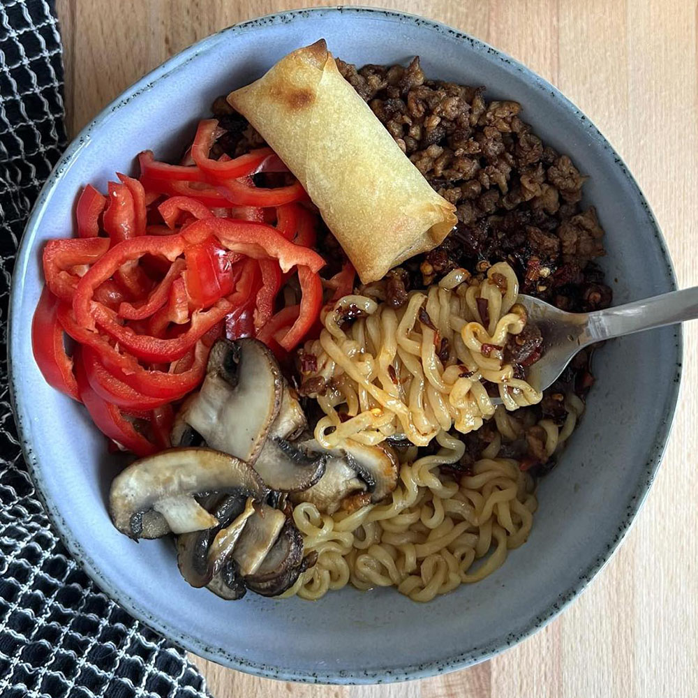 Noodlesoep-de-luxe met vegan gehakt en crispy chili oil