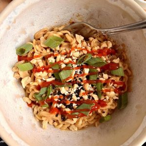 10 minuten lunch: pittige pinda noodles