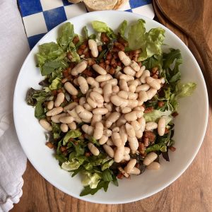 Salade met vegan spekjes en witte bonen