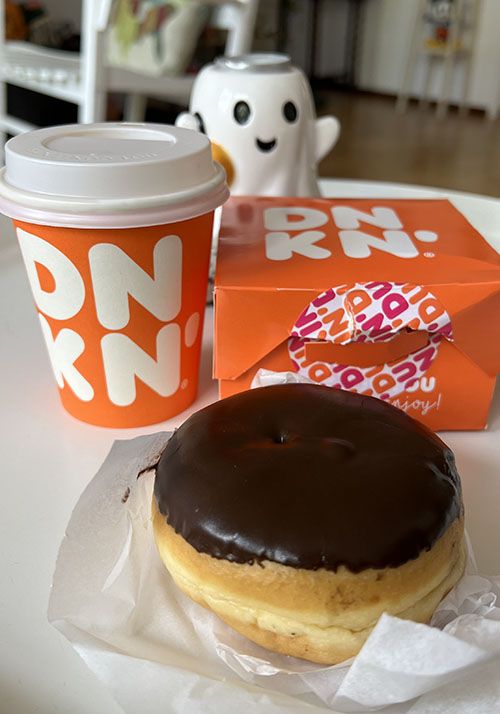 koffie en vegan donut van Dunkin' Donuts
