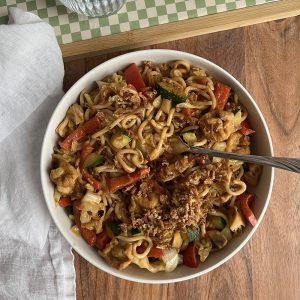 Snelle roerbakmaaltijd met noodles en pittige pinda saus - éénpansgerecht