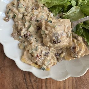 Ravioli in romige saus met courgette en zongedroogde tomaat