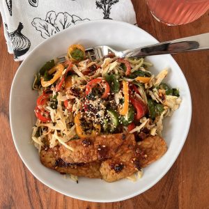 Spitskool salade met gerookte tempeh