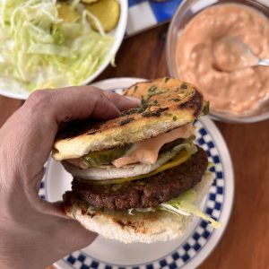 Dubbele vegan smashburgers met knoflook en peterselie