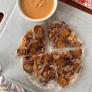 Krokante groentepannenkoekjes met romige curry pindadip