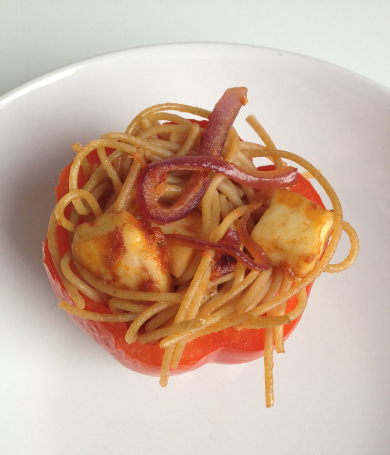 Geroosterde paprika's gevuld met spaghetti