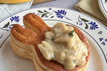 veganistische ragout met plantaardige kipstukjes en champignons in pasteibakjes geserveerd voor de paasdagen