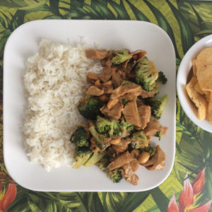 Rijst met pinda, broccoli en vega kip