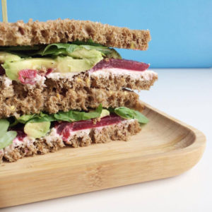 Sandwich met vegan roomkaas, biet en avocado