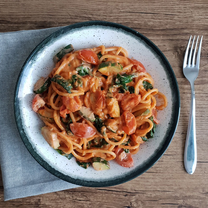 Aardewerk Door Rekwisieten Wat eet je dan wel? - Vegan budget recept #4: spaghetti met tomatenroomsaus  en groenten - Wat eet je dan wel?