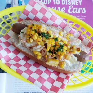 Vegan hotdog met koolsalade en mais