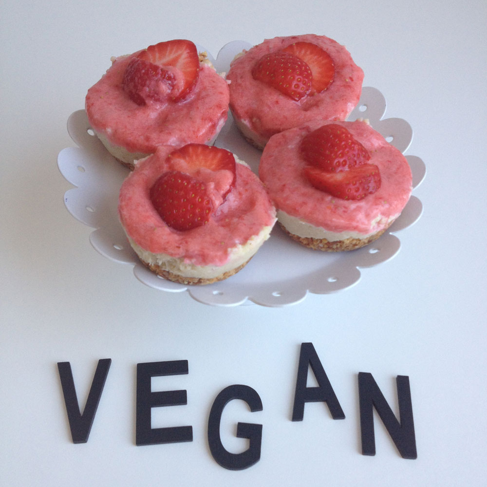 Vegan mini cheesecakes met aardbeien