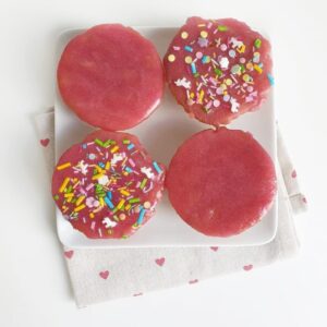 Vegan roze koeken met rabarberglazuur